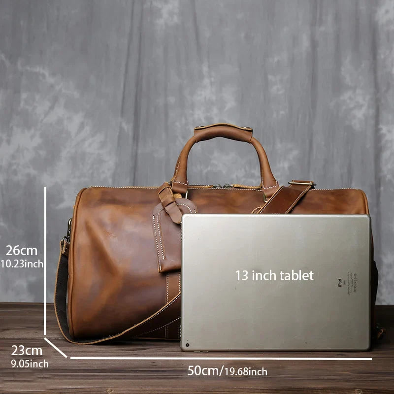 Afmetingen en laptopruimte van de leren weekendtas